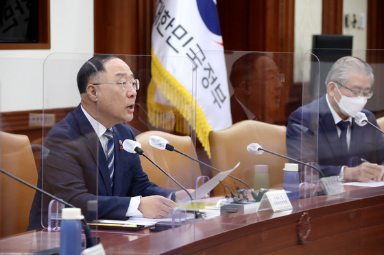 Finance Minister Hong Nam-ki at a government meeting on trade agreements including CPTPP in Seoul on Monday. [YONHAP] 