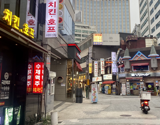  Business is slow in a lane of chicken restaurants in Seoul. [KIM HONG-JOON] 