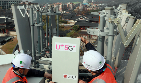 LG U+ staffers are checking the company's network equipment ahead of the New Year. [LG U+]