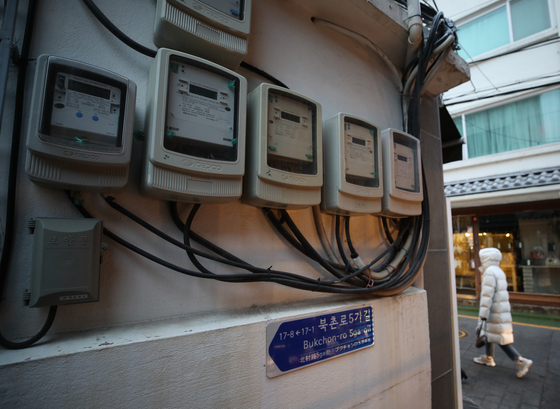 Electricity meter at a building in Seoul on Monday. Utility prices are to be hiked starting next year but after ther presidnetial election in March. [YONHAP] 