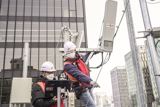 SK Telecom staffers are checking the company's network equipment ahead of the New Year. [SK TELECOM]