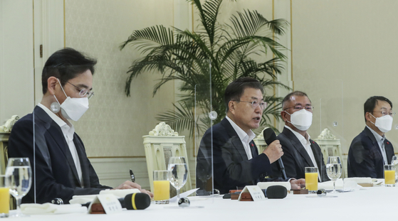 President Moon Jae-in speaks at the Blue House on Monday, with Samsung Electronics Vice Chairman Lee Jae-yong, far left, and Hyundai Motor Group Chairman Euisun Chung, second from right. [JOINT PRESS CORPS]