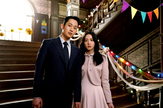 In JTBC’s period drama “Snowdrop,” Jung Hae-in (left) plays Soo-ho, a North Korean spy disguised as a college student. Jisoo of girl group Blackpink plays South Korean college student Young-ro. [JTBC]