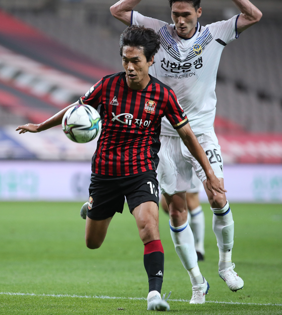 Park Chu-young, left, plays the ball against Incheon United on July 14 at World Cup Stadium in western Seoul. [YONHAP] 
