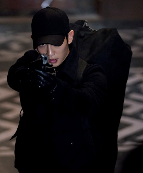 Soo-ho fights with NSP agents after his spy identity is exposed. [JTBC]