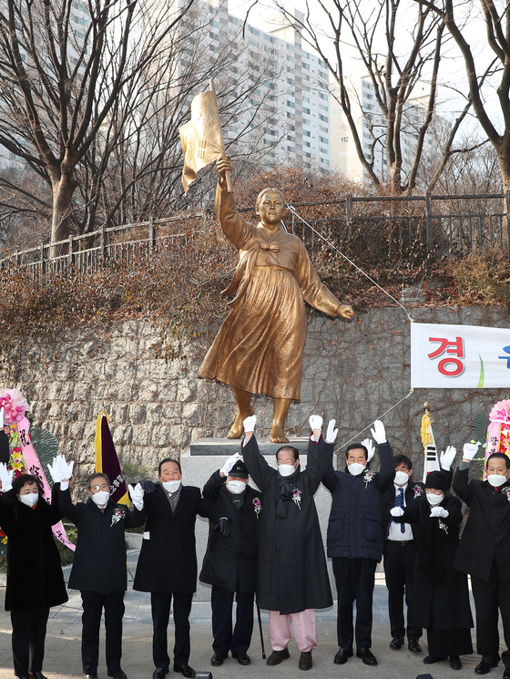 A bronze statue of Yu Gwan-sun, a non-violent independence fighter during Japan's colonial rule, is unveiled to the public at Independence Park in Seodaemun District, western Seoul, on Tuesday. [NEWS1]