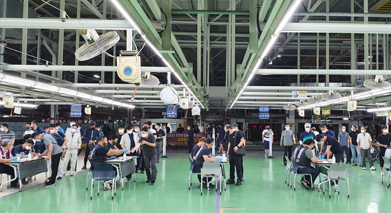 Union members at Hyundai Motor cast vote on 2021 wage negotiation at Ulsan factory in July. [YONHAP]