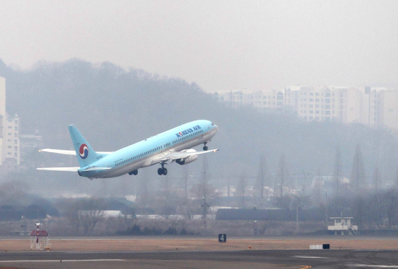 Korean Air Lines aircraft takes off from Gimpo International Airport on Wednesday. [NEWS1]
