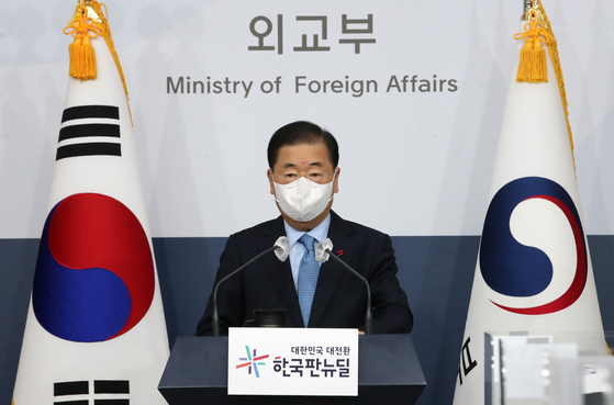 Korean Foreign Minister Chung Eui-yong answers questions during a press conference at the Foreign Ministry in central Seoul Wednesday. [JOINT PRESS CORPS] 