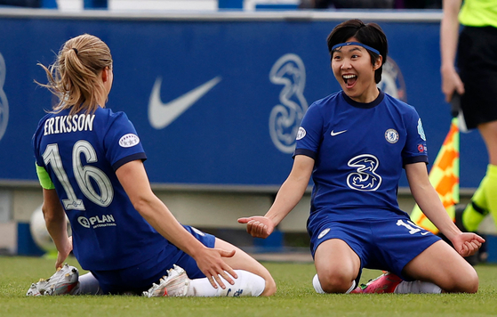 Chelsea midfielder Ji So-yun, right, celebrates with defender Magdalena Eriksson after scoring their second goal during the UEFA Women's Champions League semifinal second leg match against Bayern Munich at Kingsmeadow Stadium in London on May 2. [AFP/YONHAP]