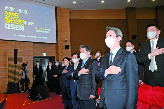  Unification Minister Lee In-young, third from right, and leaders of the ruling Democratic Party salute the flag before having a debate on an end-of-war declaration in the National Assembly on December 14. [LIM HYUN-DONG]