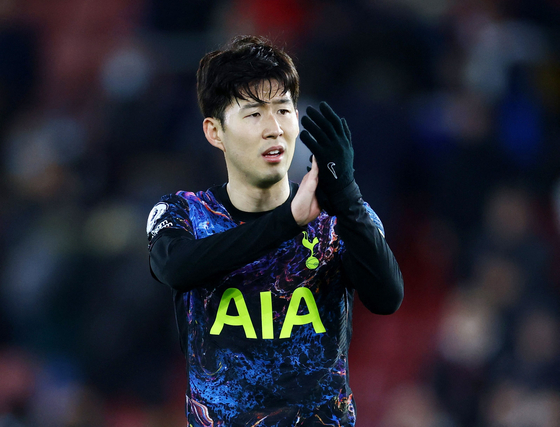 Tottenham Hotspur's Son Heung-min applauds fans after the match between Southampton and Tottenham Hotspur at St Mary's Stadium in Southampton, England, on Tuesday. [REUTERS/YONHAP]