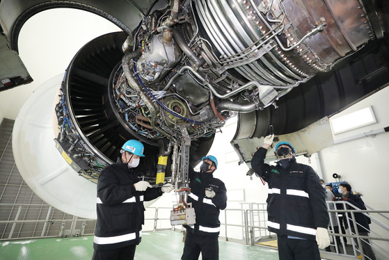 Engineers check the PW4170 engine, used in the Airbus A330, at the Korean Air Lines engine test cell facility in Jung District, Incheon, on Monday. [KOREAN AIR LINES]