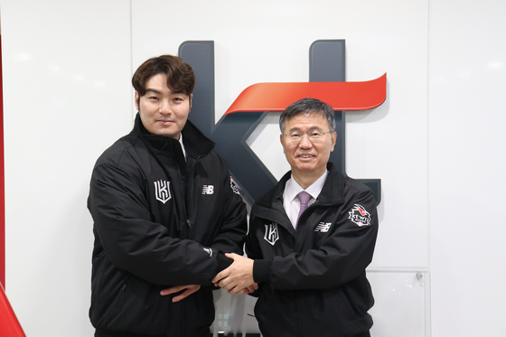 Park Byung-ho, left, shakes hands with KT Wiz CEO Nam Sang-bong after signing a three-year contract with the KT Wiz on Wednesday. [YONHAP]