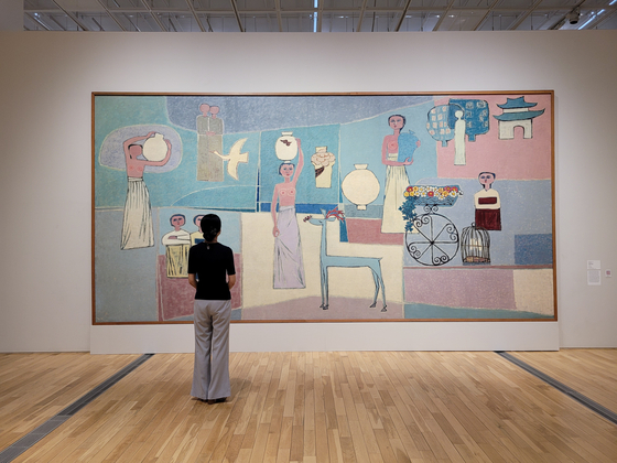 A visitor looks at Kim Whanki’s “Women and Jars”(1950s) in the “MMCA Lee Kun-hee Collection: Masterpieces of Korean Art” exhibition at MMCA Seoul in July, 2021. [MOON SO-YOUNG]