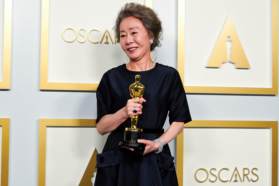 Actor Youn Yuh-jung poses for a photo with her Oscar trophy at the 93rd Academy Awards held in Los Angeles on April 25. [REUTERS/YONHAP] 