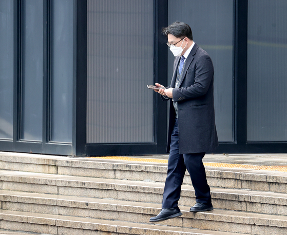 Kim Jin-wook, chief of the Corruption Investigation Office for High-Ranking Officials, leaves the Central Government Complex in Gwacheon, Gyeonggi, south of Seoul on Wednesday. [YONHAP]