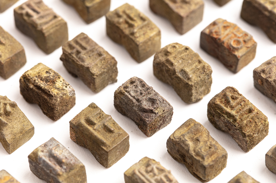 About 1,600 pieces of metal movable type were found inside a pot excavated in Gongyeong-dong, central Seoul. [CULTURAL HERITAGE ADMINISTRATION]