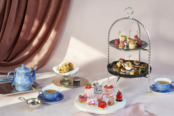 “Falling in Love with Strawberry Afternoon Tea Set” made with seasonal strawberries is availiable at JW Marriott Hotel Seoul in Seocho District, southern Seoul, until Feb. 28. [JW MARRIOTT HOTEL SEOUL] 