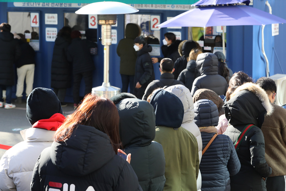 People line up for Covid-19 tests outside a health center in Daegu Thursday morning, braving a cold spell. [NEWS1]