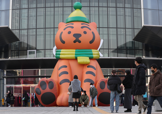 A gigantic tiger installation popped up in front of the COEX mall in southern Seoul on Dec. 23. [NEWS1]