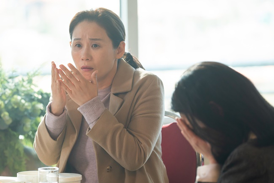 Kim Sun-young during a scene in the movie "Three Sisters," directed by Lee Seung-won. [ILGAN SPORTS]