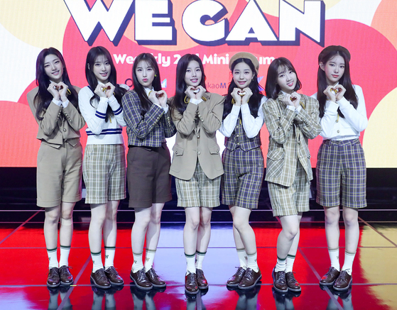 Girl group Weeekly wore uniforms but with thigh-length shorts and received praise by the public as being “fresh” and “breaking gender stereotypes.” [ILGAN SPORTS]