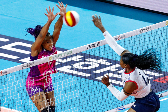 Laetitia Moma Bassoko of GS Caltex Seoul Kixx, right, plays the ball against Katherine Brianna Bell of Incheon Heungkuk Pink Spiders at Incheon Samsan World Gymnasium in Incheon on Sunday. [NEWS1]