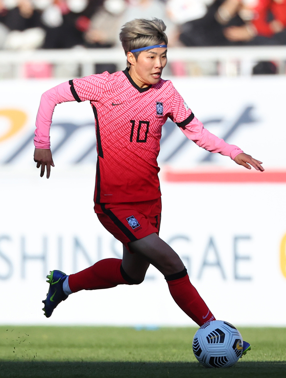 Ji So-yun plays the ball against New Zealand in a friendly on Nov. 27 at Goyang Stadium in Gyeonggi. [YONHAP]