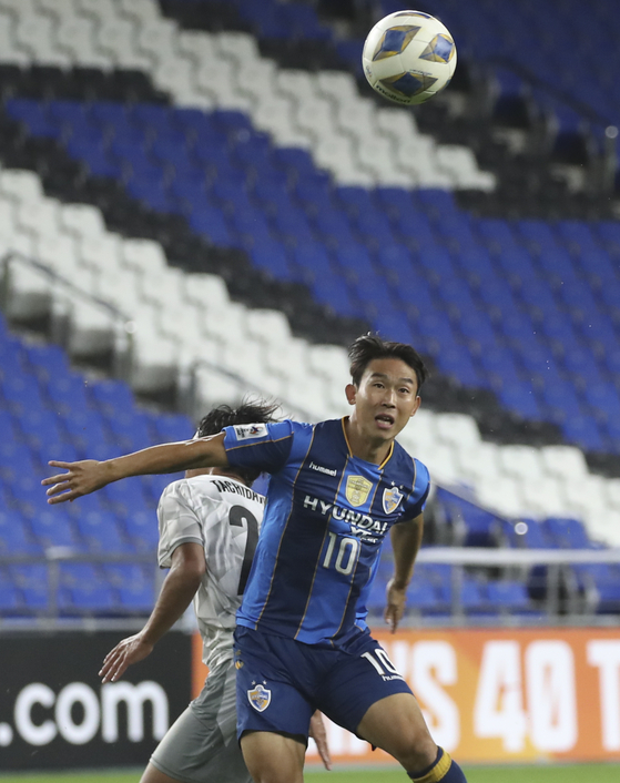 Yoon Bit-garam plays the ball against Kawasaki Frontale in the AFC Champions League Round of 16 at Ulsan Munsu Football Stadium, Ulsan on Sept. 14. [NEWS1]