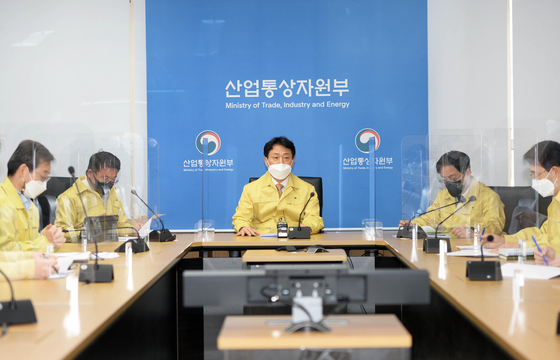 Park Ki-young, Vice Minister at the Ministry of Trade, Industry and Energy, heading a meeting related to Indonesian government's decision to ban export of coal for a month at the ministry's office in Sejong on Monday. [MINISTRY OF TRADE, INDUSTRY AND ENERGY] 