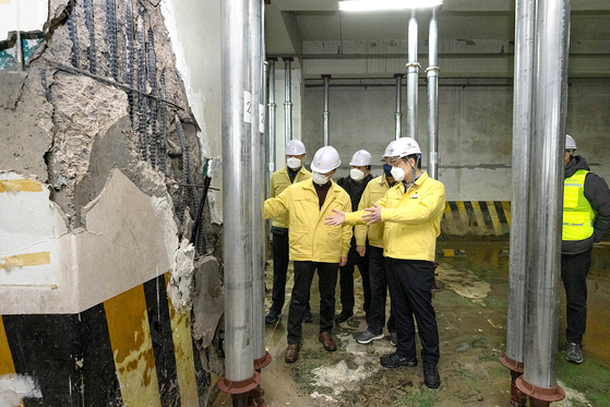 Officials from the Gyeonggi provincial government and Goyang city government on Sunday check the condition of the building whose supporting column was damaged on Dec. 31. [NEWS1]
