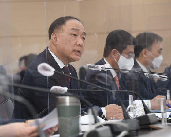 Finance Minister Hong Nam-ki at the Finance Ministry's office in Sejong on Monday. [YONHAP] 