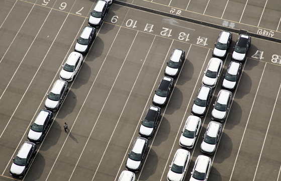 A parking lot at Kia's Gwangju plant, where manufactured cars are stocked, in Seo District, Gwangju, is almost empty in November last year. [YONHAP] 