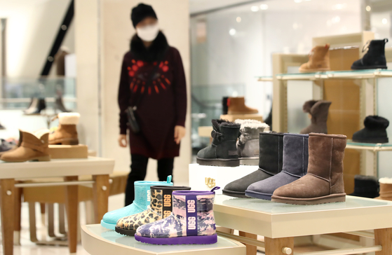 UGG boots on display at Shinsegae Department Store in central Seoul on Tuesday. Fashion items that were popular in the 1990s and 2000s are making a comeback, including duffle coats and UGG boots. Shinsegae Department Store saw sales of such items increase between 43 percent and 60 percent last month compared to a year ago. [YONHAP]