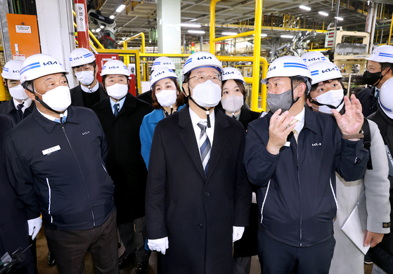 Democratic Party presidential candidate Lee Jae-myung visits a Kia Motors factory in Gwangmeyong, Gyeonggi, on Tuesday morning. [PRESS POOL]