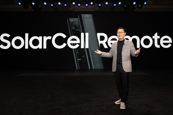 Samsung Electronics' vice chairman Han Jong-hee reveals the upgraded SolarCell Remote control, which can self-charge using solar power and radio frequencies emitted from household gadgets. [SAMSUNG ELECTRONICS]