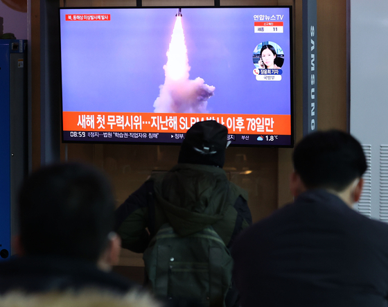 Travelers at Seoul Station, central Seoul, watch the news of North Korea's launch of a possible ballistic missile on Wednesday morning. [YONHAP]