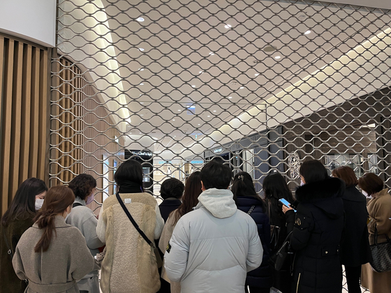Customers wait for the luxury goods stores to open at Shinsegae Department Store's Gangnam branch in southern Seoul. [OH YOO-JIN]