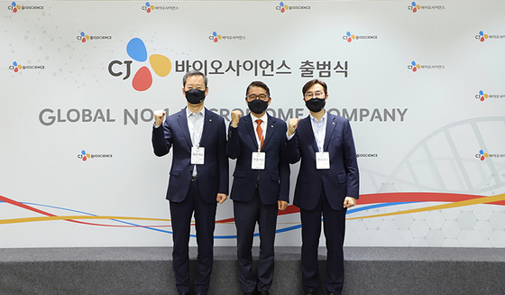From left: CJ CheilJedang CEO Choi Eun-seok, CJ Bioscience CEO Chun Jong-sik and CJ CheilJedang's Bioscience division head Hwang Yun-il pose at a ceremony to celebrate the establishment of CJ Bioscience on Tuesday. [CJ CHEILJEDANG]
