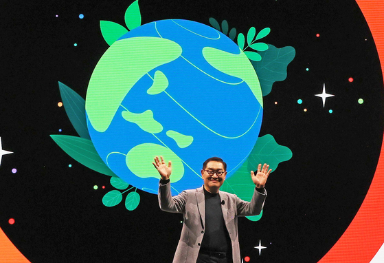 Samsung Electronics' vice chairman Han Jong-hee gives a speech on the company's goals for sustainability and connectivity at the CES 2022 on Wednesday in Las Vegas. [NEWS1]