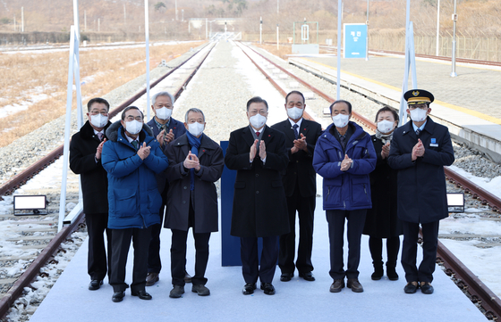 President Moon Jae-in, center, attends a groundbreaking ceremony for a railway project symbolic for inter-Korean relations at Jejin Station in Goseong County, Gangwon, on Wednesday. The South’s border town of Jejin will be connected to Gangneung in Gangwon, enabling the Donghae Line railway to eventually connect to North Korea. [YONHAP]