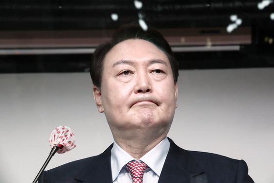 Yoon Suk-yeol, presidential candidate for the People Power Party (PPP), announces that his election campaign committee will be dissolved in order to start from scratch at the PPP headquarters in Yeouido, western Seoul, Thursday. [KIM KYUNG-ROK]
