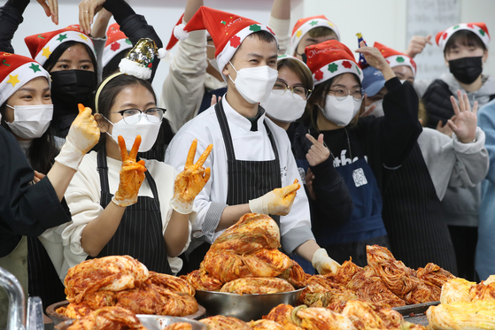 Foreign students make kimchi at Keimyung College University in Daegu ahead in December. [NEWS1]