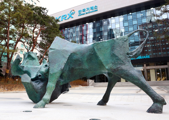 A statue of a cow and bear stands outside the Korea Exchange (KRX) building in Yeouido, southern Seoul, on Wednesday. The statue had been erected inside the lobby of the building in 1996, but was moved outside for the first time to allow more people to see it, according to KRX. [KOREA EXCHANGE]