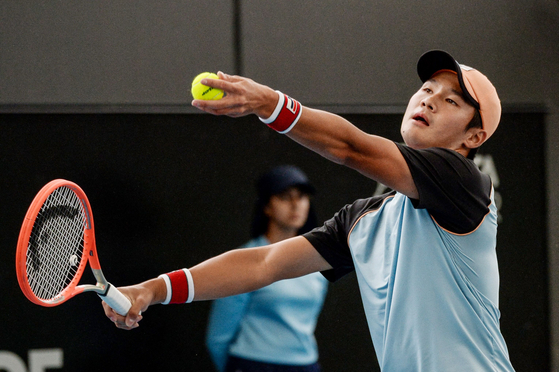 Kwon Soon-woo serves against Sweden's Michael Ymer during their men's singles match at the Adelaide International tennis tournament in Adelaide on Wednesday. [AFP/YONHAP]