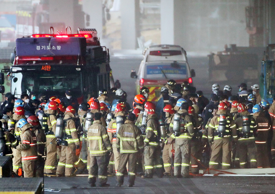 An ambulance carries firefighters who went missing in a fire that started Wednesday night at a refrigeration warehouse construction site in Pyeongtaek, Gyeonggi. [YONHAP]