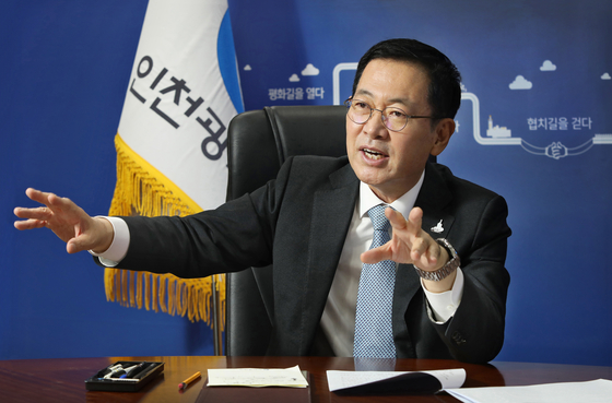 Park Nam-choon, mayor of Incheon, speaks during an interview with the Korea JoongAng Daily at Incheon City Hall on Dec. 20. [PARK SANG-MOON]