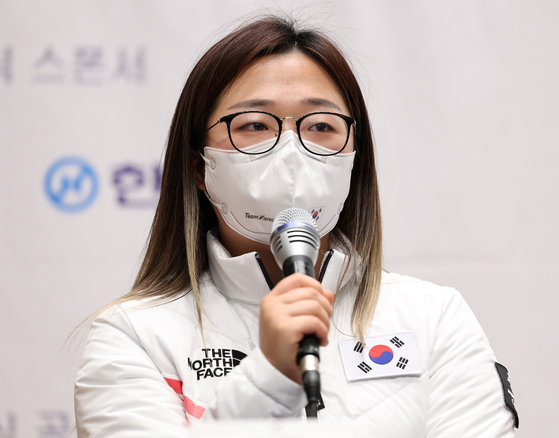 Kim Seon-yeong answers questions on Wednesday at Jincheon National Training Center in Jincheon, North Chungcheong ahead of the 2022 Beijing Olympics. [NEWS1]