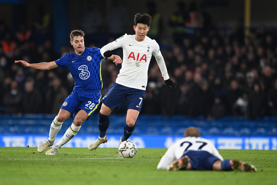 Tottenham Hotspur's Son Heung-min in action against Chelsea's Cesar Azpilicueta during a Carabao Cup semifinal match against Chelsea at Stamford Bridge in London on Wednesday. [EPA/YONHAP]